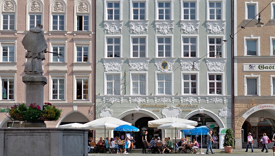 Die Fassade am Max-Josefs-Platz
