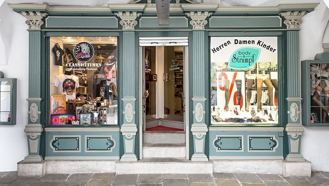 Schaufenster unter den Arkaden